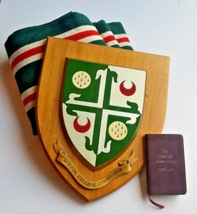 LOTE De Colección Bufanda Escudo Universitario Girton Universidad de Cambridge y Diario de Bolsillo 1976-77 - Imagen 1 de 16
