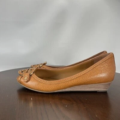Zapatos Tory Burch para mujer 6,5 M cuero granulado marrón punta abierta bomba cuña 11128602 Foto 1 de 4