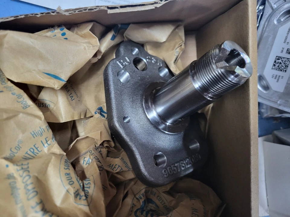 GENUINE NEW PEUGEOT 208 2012 - 19 REAR STUB AXLE 517634 - Image 1 of 2