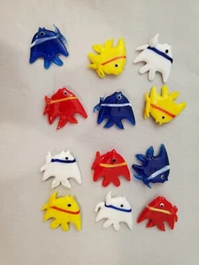 Juego Lillian Vernon/12 dispersos de peces 3 ea rojo amarillo azul blanco aprox 1,25" Usado en excelente condición - Imagen 1 de 2