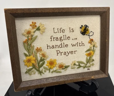 Bordado Vintage Enmarcado LIFE IS FRÁGIL MANGO CON ORACIÓN Completado Abeja Difusa Foto 1 de 4