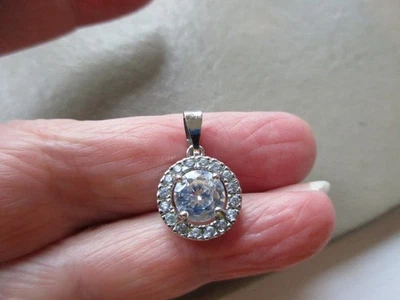 BONITO VESTIDO DE FIESTA VINTAGE TONO PLATA CRISTAL BLANCO BRILLANTE LLAVERO ENCANTO COLGANTE Foto 1 de 4