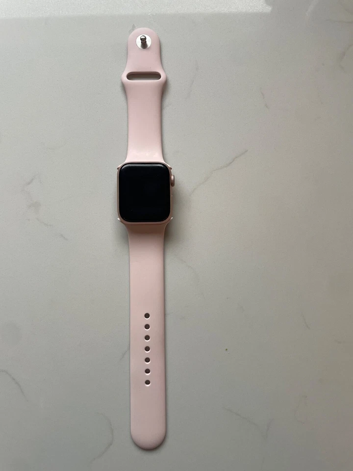 Apple iwatch series 6, 40mm, used, very good condition, brand new rose strap - Image 1 of 1