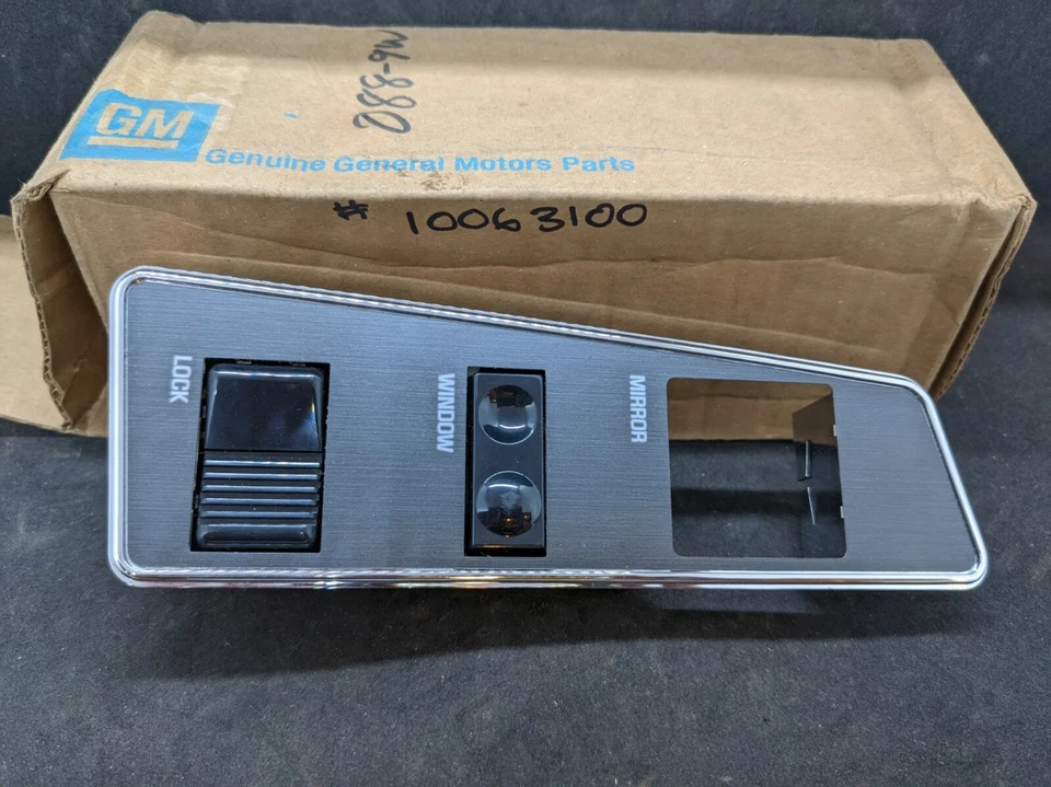 1988-89 OLDSMOBILE CUTLASS SUPREME PLACA DE INTERRUPTOR DE BLOQUEIO DE ESPELHO DE JANELA FRONTAL DIREITA - Imagem 1 de 4