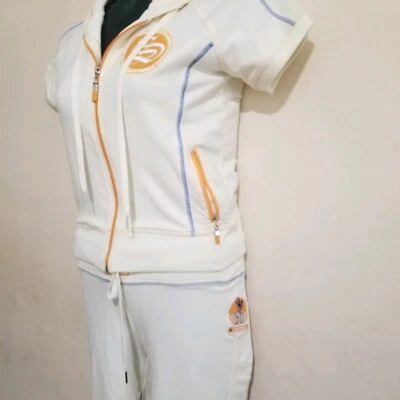 Conjunto esportivo Crest Jeans jaqueta pequena com capuz calça capri bolsos adesivos bordados - Imagem 1 de 4