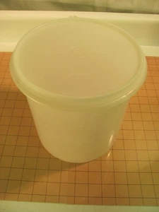 Contenedor de almacenamiento Tupperware Millionaire Line vintage 8,5 X 6 pulgadas - Imagen 1 de 7