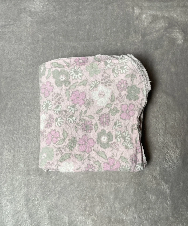 Manta de recepción floral para bebé Laura Ashley rosa gris flores franela envoltura Foto 1 de 4