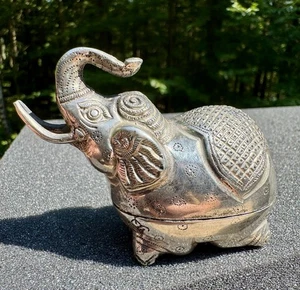 Beautiful Antique Cambodian Silver Signed Elephant Betel Box Repousse - 37.20 g - Picture 1 of 11