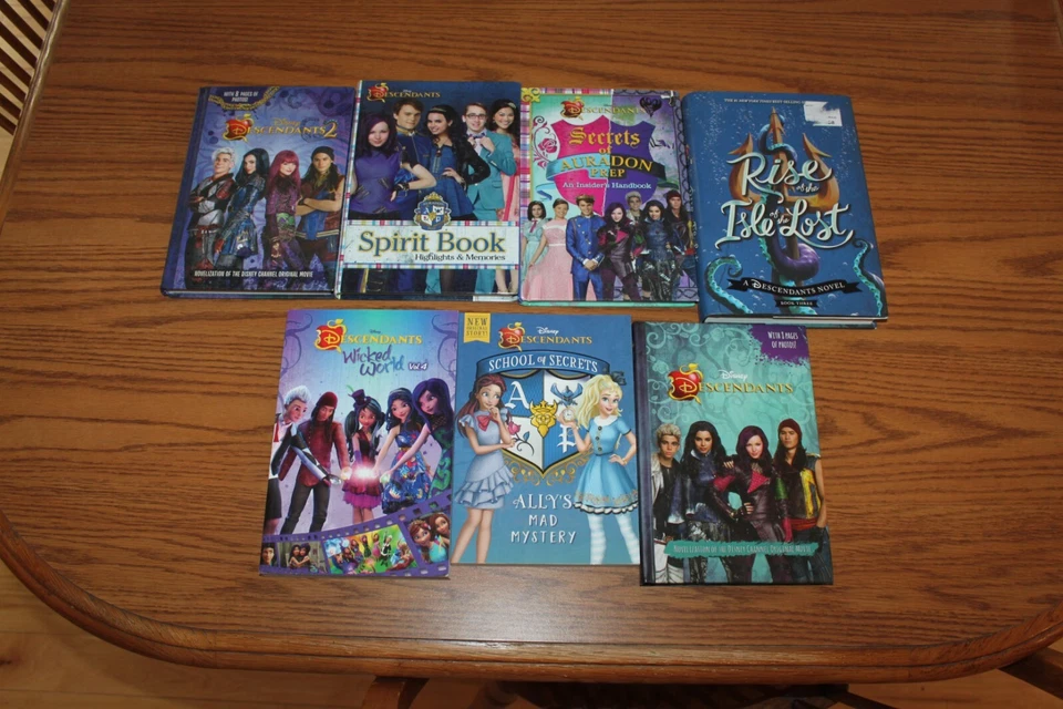 7 Disney Descendants Chapter Books Lot Novelization School Prep Spirit Ally — 第 1/1 张图片