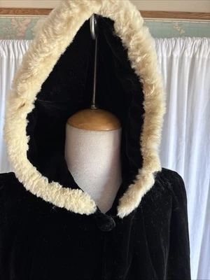 Mangas y capucha vintage de terciopelo negro Ocate Foto 1 de 4