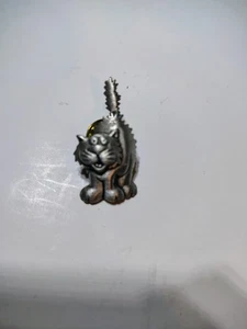 Vintage Zinn Katze Anstecknadel erhöhter Schwanz skurriles Design 1980 Zinn Brosche - Bild 1 von 4