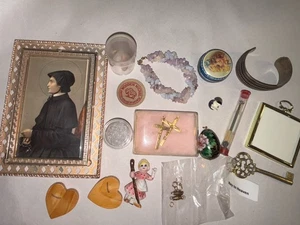 Vintage gemischtes kleines Set: Miniatur Bone China, Schmuck, religiöse & Ei-Anhänger, k - Bild 1 von 20