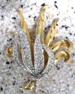 CORO Goldtone Rhinestone Leaf Pin Brooch Fleur De Lis Mid Century Modern - Picture 1 of 2