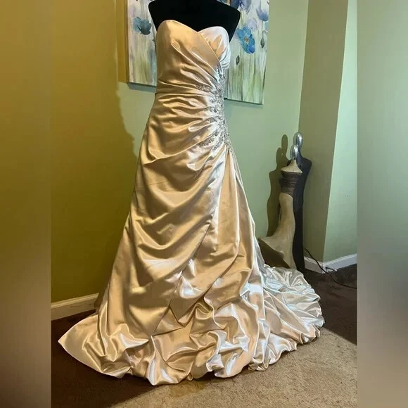 Satin Antique Wedding Gown with Sweetheart bodice and Chapel Train - Image 1 of 4