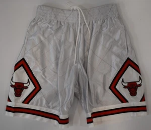 Pantalones Cortos Mitchell & Ness Chicago Bulls Platinum 75th Platinum Swingman SMSH4759 - Imagen 1 de 6