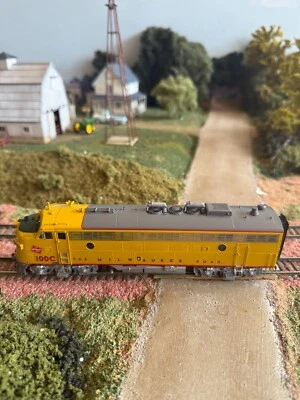 HO Overland Brass OMI-5832 Milwaukee Road FP7 Modernized # 100C. Custom Finished - Image 1 of 4