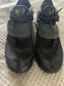 Size 10 - Nike Kyrie Flytrap 3 Black Metallic Gold - Picture 1 of 6