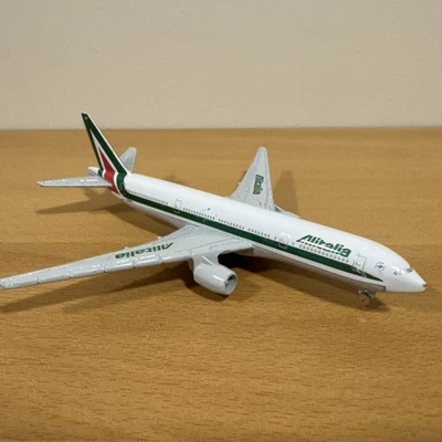 Avión diecast Alitalia I-DISA Boeing 777 modelo preconstruido envergadura de ala de 5" Foto 1 de 4