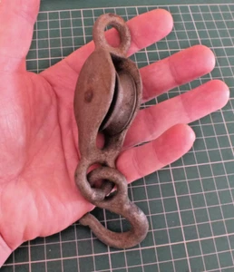 VINTAGE HANGING PULLEY WHEEL & HOOK (C) - Picture 1 of 4