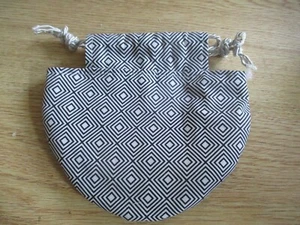 kleine Stofftasche mit Kordelzug-Grafikmuster- Maße ca. 17x19 cm - Bild 1 von 6