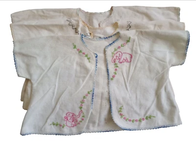 Vintage 1950 Flanela Bordada à Mão Bebê Infantil Unissex Conjunto de 3 Tops Layette - Imagem 1 de 4