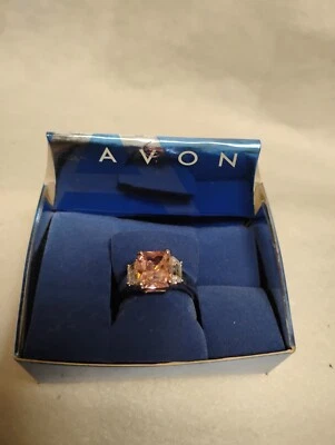 2003 Avon кубический цирконий розовый изумруд огранка кольцо с багеты по бокам размер 8  - Изображение 1 из 2