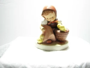 De colección ~ Estatuilla Hummel Goebel ~ Chick Girl 57 2/0 ~ Estampada con iniciales 1984 - Imagen 1 de 5