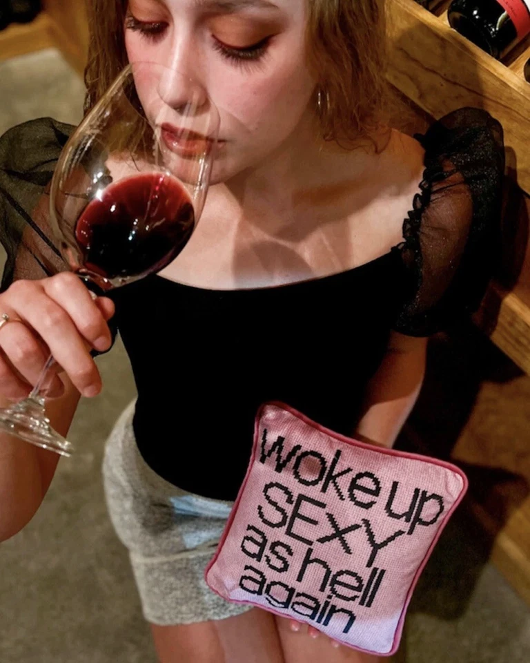 Mommani MOI Algodón Esculpido $Lujo$ Satén Labio Almohada Sexy Punta de Aguja Arte Pop Foto 1 de 4