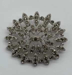 Broche vintage firmado por Burberry estrás tono plata - Imagen 1 de 13