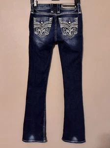 Rock Revival Tali Mid-Rise Embellished Shiny Bootcut Jeans Pattentasche Damen 24 - Bild 1 von 6