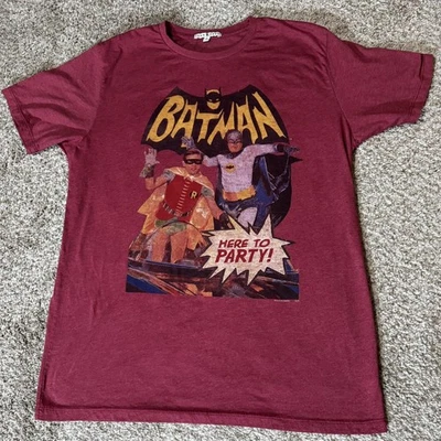 Camisa Batman Para Hombres Grande Granate Aquí Para Fiesta DC Comics Camiseta Comida Chatarra Hecha en EE. UU. Foto 1 de 4