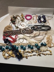 LOTE 10 Bisutería Lote 2.5 LBS Pulseras Collares MISC Vintage. Usable - Imagen 1 de 9