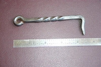 Antiguo pestillo de puerta de granero de hierro trenzado forjado a mano Foto 1 de 2