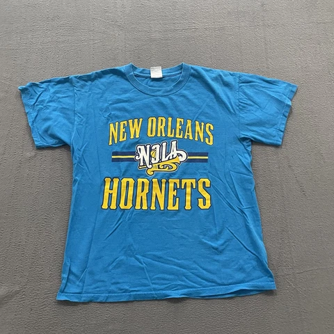 New Orleans Hornets T Shirt Mens Medium Blue Y2K NBA Basketball Rare NOLA Gildan Cover