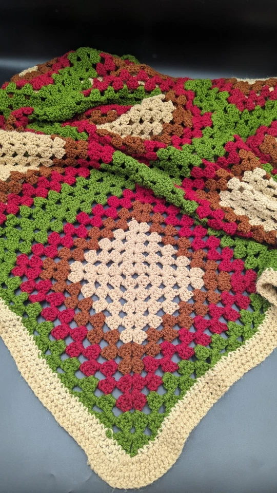 Vintage Hecho a Mano Crochet Granny Cuadrado Patchwork Afgano Verde Oliva 61x47 Foto 1 de 4