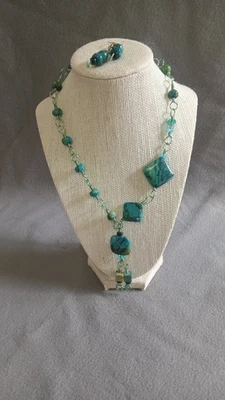 Collar de alambre de turquesa sintética con cuentas hecho a mano con juego de pendientes colgantes a juego Foto 1 de 3