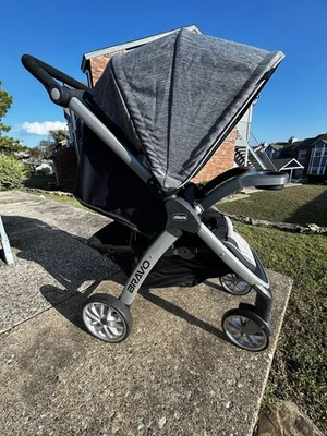 Cochecito plegable rápido Chicco Bravo con dosel negro, plateado y gris Foto 1 de 4