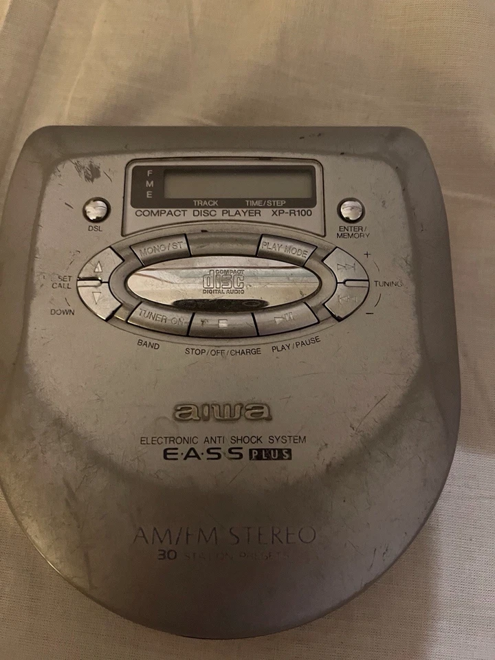 Leitor de CD/AM/FM portátil Aiwa modelo XP-R100 sistema eletrônico anti-choque Plus - Imagem 1 de 1