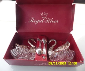 LBCM1/ ROYAL SILVER 2 SALERONS CYGNE VERRE, 2 CUILLERES METAL ARGENTE NEUF BOITE - Picture 1 of 6
