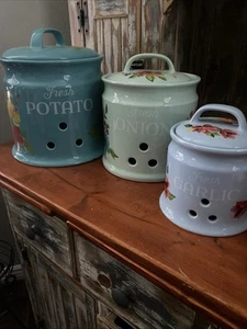PIONEER WOMAN STONEWARE KEEPER SET-3 PIECE-POTATO-ONION-GARLIC-Used. Excellent. - Picture 1 of 9