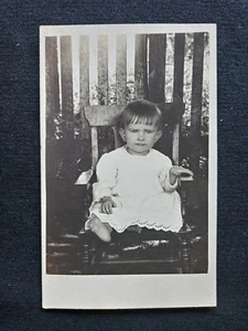 RPPC ernster kleiner Junge auf Stuhl draußen "Ion" ca 1910er Postkarte - Bild 1 von 2