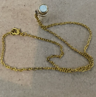 Pequeño collar de botella de vidrio con tapa de ópalo y oro Foto 1 de 4