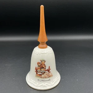 Campana M.J. Hummel - Mango de madera niño-niña en cerca "Eventide" borde dorado - Imagen 1 de 5