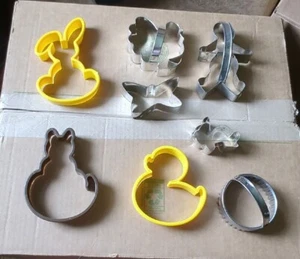 LOT OF 8 Plastic and Metal cookie cutters.(BB) - Picture 1 of 3