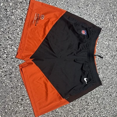 Pantalones Cortos Para Hombres Cincinnati Bengals Naranja/Negro Sobre el Campo Nike NFL Actuaciones  Foto 1 de 4