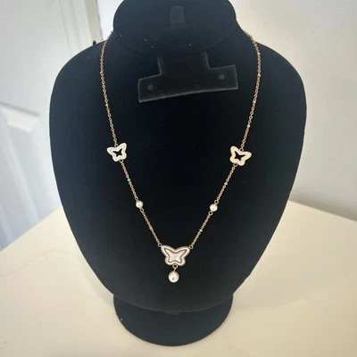 Colar de borboleta folheado a ouro rosa Folli Follie com pérolas. Novo com etiquetas - Imagem 1 de 2