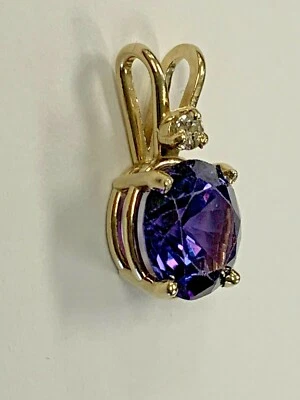 COLGANTE DE ALEJANDRITA Y DIAMANTES DE LABORATORIO DE ORO BLANCO 14K  Foto 1 de 4