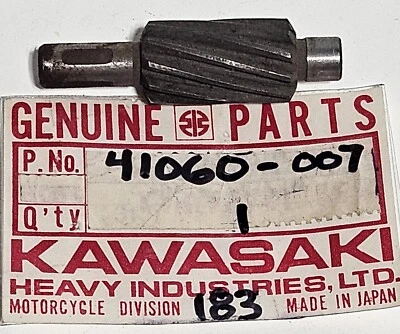 1 Nuevo de Lote Antiguo Kawasaki S1 S2 KH250 A1 A7 KZ 250 400 440 Velocímetro Piñón OEM 41060-007 Foto 1 de 3