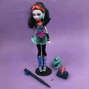 Muñeca de moda Monster High Jane Boolittle con mascota perezosa y accesorios - Imagen 1 de 5