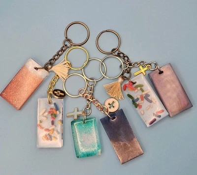 Lote de 6 Llaveros Cuadrados de Resina Divertidos Diseños Coloridos Brillantes para Regalos o... Foto 1 de 4